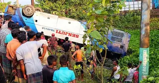 টাঙ্গুয়ার হাওরে ঘুরতে গিয়ে বাস খাদে পড়ে মা-মেয়ে নিহত
